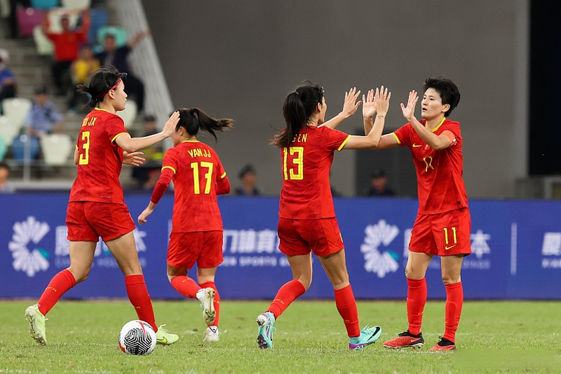 中国女足备战风雨无阻，力求全力以赴(中国女足备战风雨无阻,力求全力以赴的是谁)